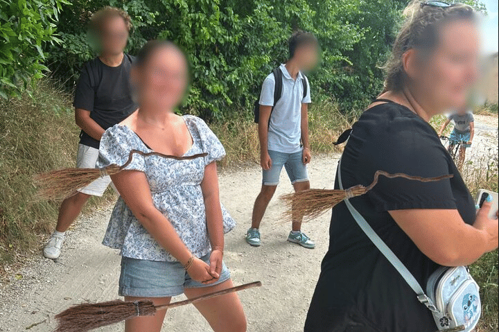 Photo d'une famille qui fait une mission photo