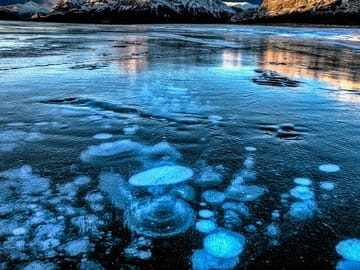 Winter Tour to Peyto Lake Ice Bubbles in Banff, Canada