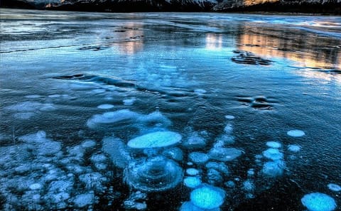 Winter Tour to Peyto Lake Ice Bubbles in Banff, Canada