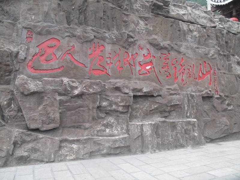 Yichang: Qingjiang Gallery Cruise & Tujia Landscape Private Day Trip