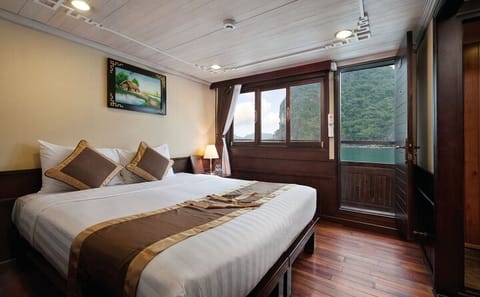 BEST SELLER – 2 Day/1 Night Overnight Cruises in Halong Bay