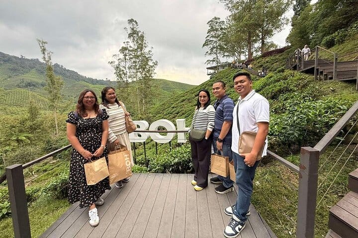 Photo stop at famous BOH Tea Plantation – Sungai Palas