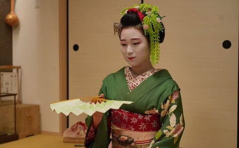 The Art of Geisha: Exclusive Show & Gion Walking Tour
