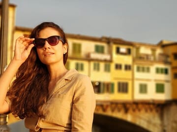Photoshoot Walking Tour at Ponte Vecchio in Florence