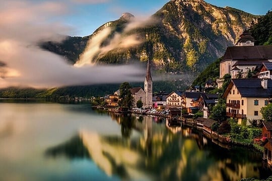 Salzburg to Vienna private transfer with Hallstatt stop