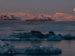 2-Day Private Tour Diamond Beach & Glacier Lagoon and Golden Circle with Snowmobile, photo 11