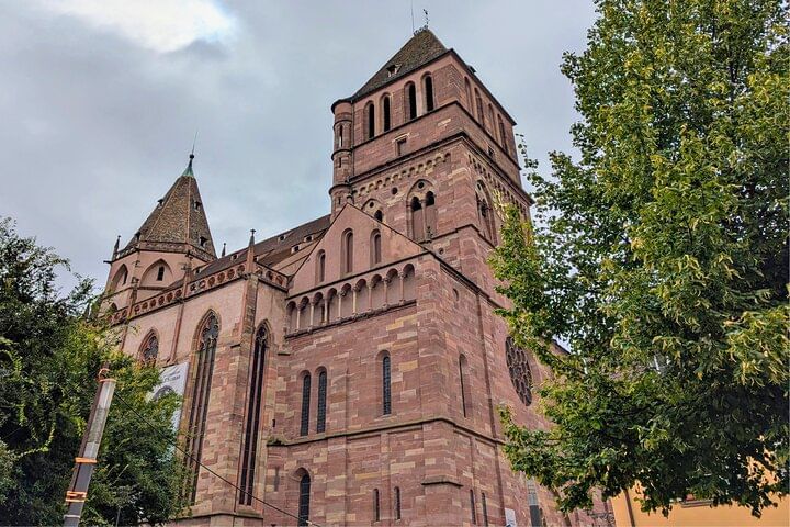 Église Saint-Thomas de Strasbourg, cathédrale protestante, avec murs de grès témoignant de l'histoire de la Réforme.