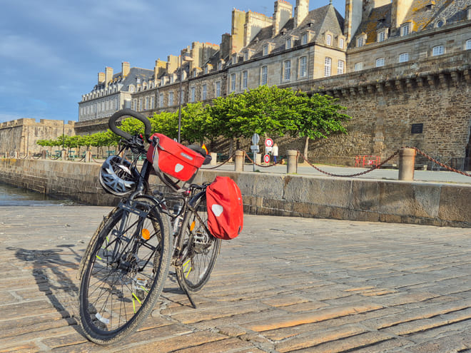 3-hour guided bike ride in Saint-Malo, discovering the coastline and the city's highlights (easy level) 3