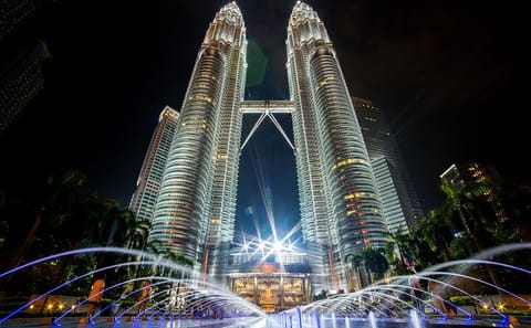 Kuala Lumpur Night Tour With Lake Symphony & Saloma Bridge