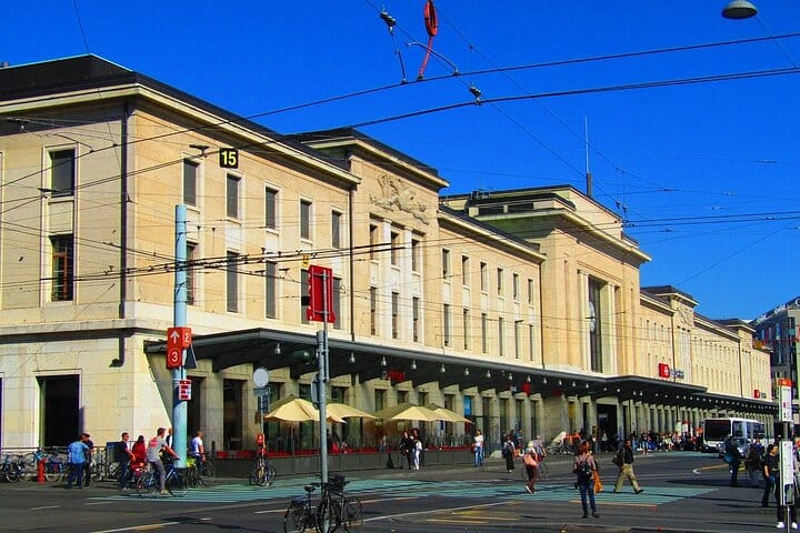 Private Transfer from Geneva Cornavin station CFF to Hotels 6