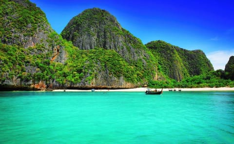 Phi Phi Islands Beach Tour with 5-Day Phuket Stay