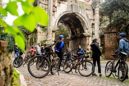 FAMILY DELUXE Appian Way Bike Tour with Catacombs & Lunch/Aperitif | Private
