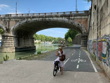 Cycling Tour Along the Tiber River in Rome