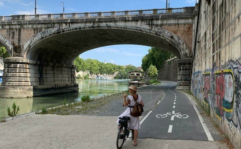 Cycling Tour Along the Tiber River in Rome