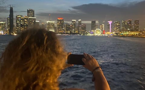 Evening Boat Tour of Biscayne Bay and Millionaire Homes