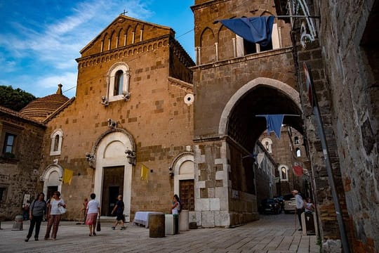 Medieval Caserta Tour, Silk Museum and Food and Wine Tasting (8 hours)