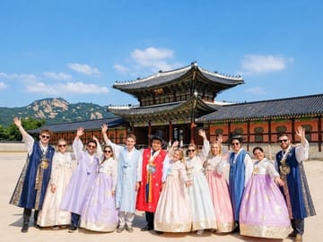 Small Group Seoul Highlights Tour with Hanbok and Tea Ceremony