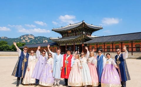 Small Group Seoul Highlights Tour with Hanbok and Tea Ceremony