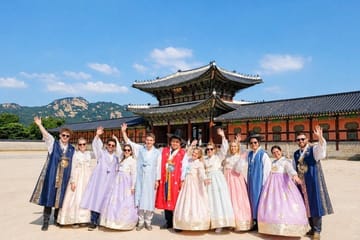 Small Group Seoul Highlights Tour with Hanbok and Tea Ceremony