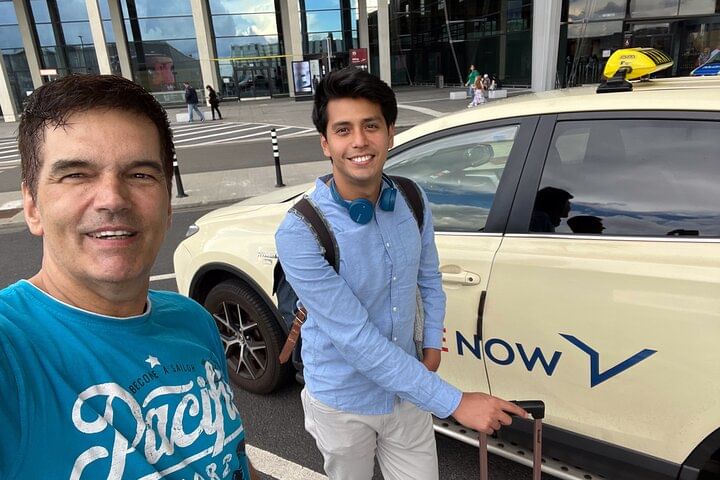 Welcome or Farewell Sightseeing Taxi Tour Berlin City with Transfer from or to the Airport about 2-4 h