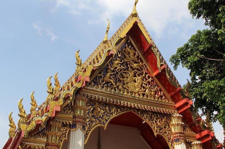 The ornate roof of Wat Pho