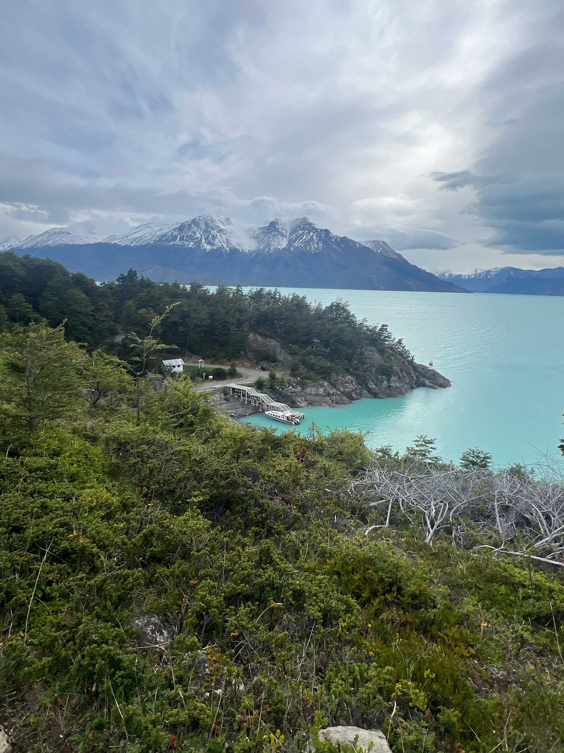 el Puerto de Candelario Mansilla, en el Lago O'Higgins desde el camping