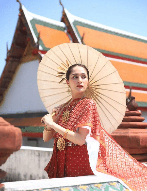 Thai Costume Photo Tour at Wat Arun Bangkok