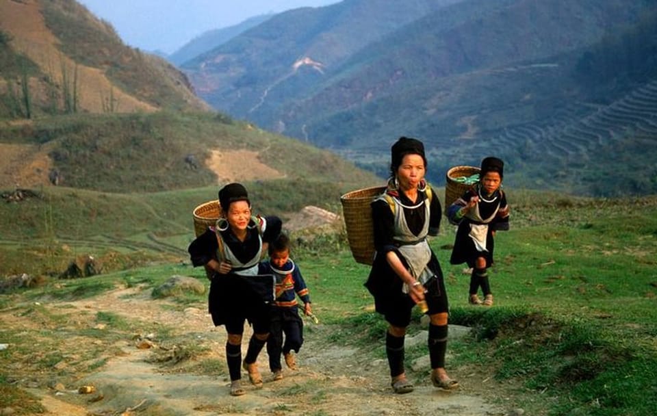 Hanoi to Sapa 2-Day Train Adventure with Village Exploration