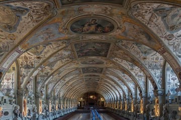 Private Guided Tour of Munich's English Garden and Marienplatz