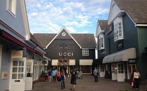 Private Luxury Shopping Tour at Bicester Village from London