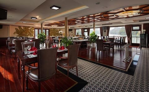 Luxury 2-Day Cruise and Kayaking Tour in Ha Long Bay