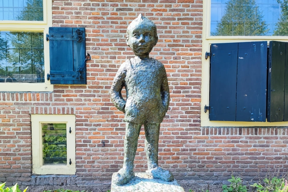 Hidden statue of Bartje along the route of the Assen scavenger hunt City Detective.