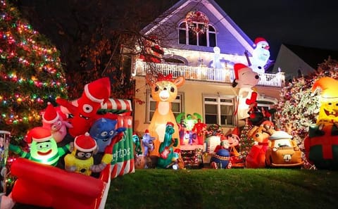 Holiday Lights Bus Tour in Dyker Heights, New York City