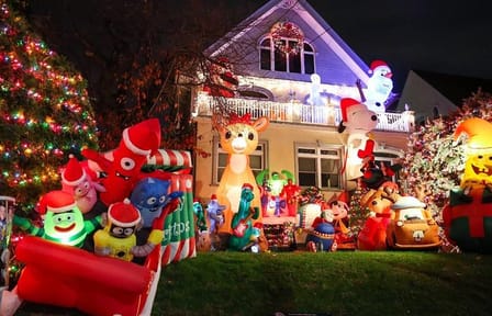 Holiday Lights Bus Tour in Dyker Heights, New York City