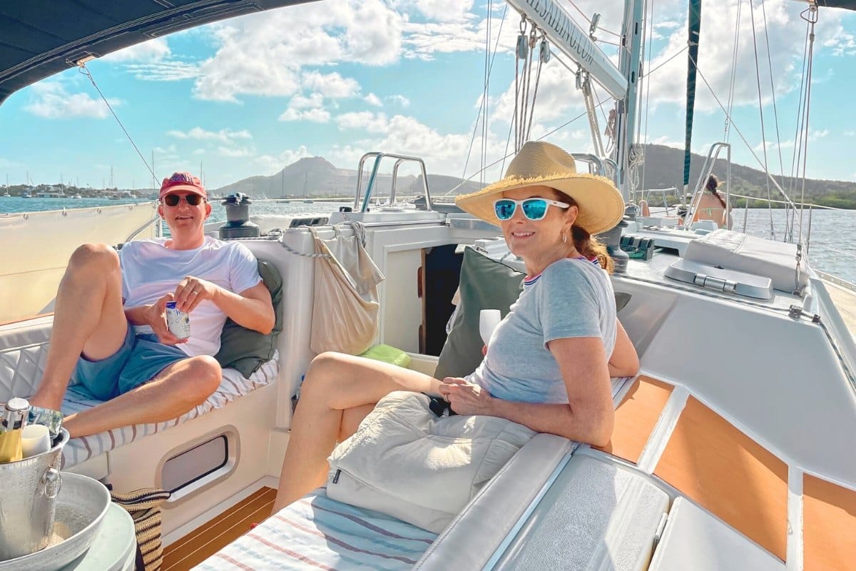Happy couple celebrating private day tour on sailing yacht with Maxie Sailing Curacao