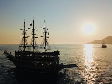 Alanya Sunset Boat Tour with Dinner and Soft Drinks