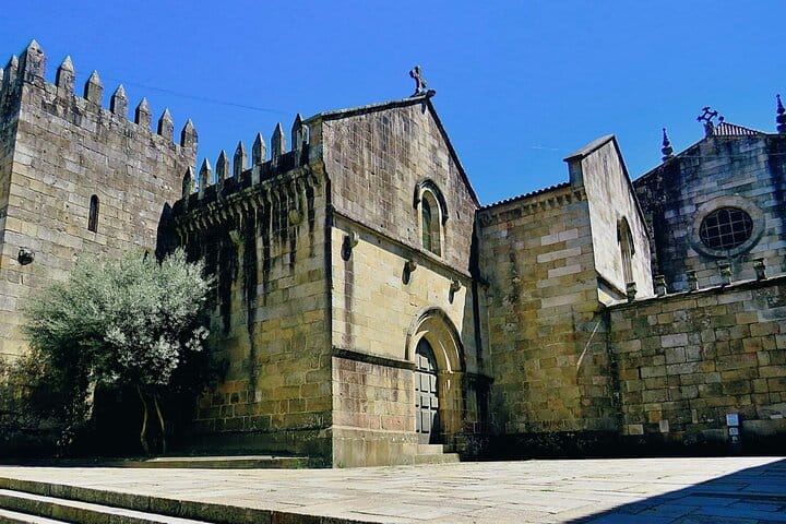 BRAGA E GUIMARÃES: Private Historic Tour from Porto