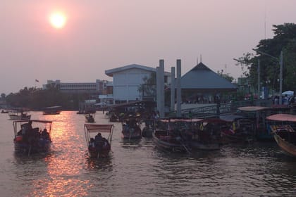 Maeklong Risky Market and Amphawa Floating Market