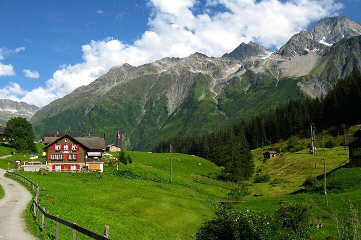4 Day Trekking Tour Swiss Magic Through the Alps