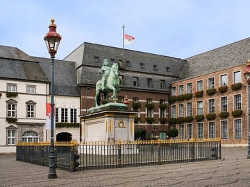 Düsseldorf townhall and the statue of Jan Wellem, Credits: Anil Öztas