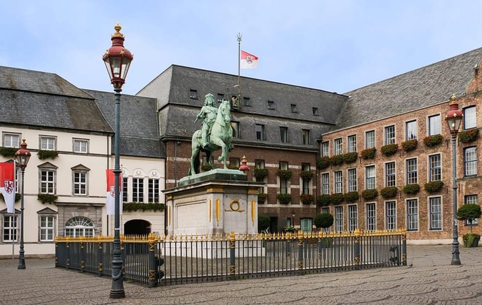 Cologne to Düsseldorf: Private Guided Cultural Tour