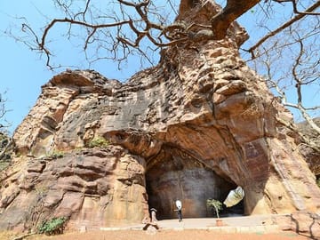 Bhimbetka Rock Shelters and Bhojpur Temple Tour from Bhopal