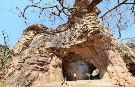 Bhimbetka Rock Shelters and Bhojpur Temple Tour from Bhopal