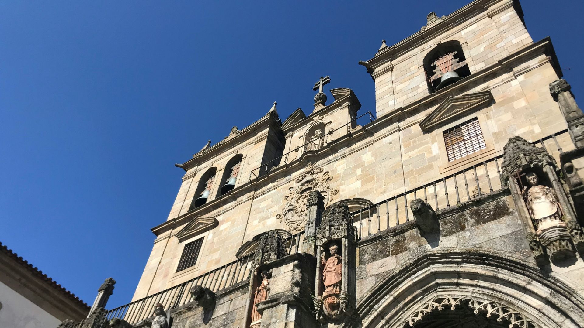 Image of the facade of the Sé Cathedral of Braga, part of Cooltour Oporto's Braga & Guimarães Tour