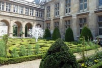 Private pickup Food and Wine Tasting Walking Tour in Le Marais 1