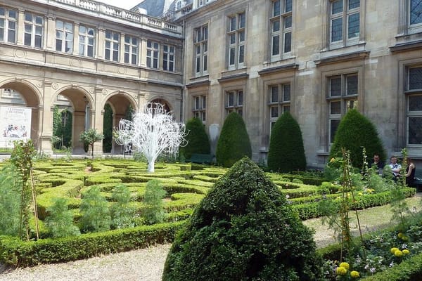Private pickup Food and Wine Tasting Walking Tour in Le Marais
