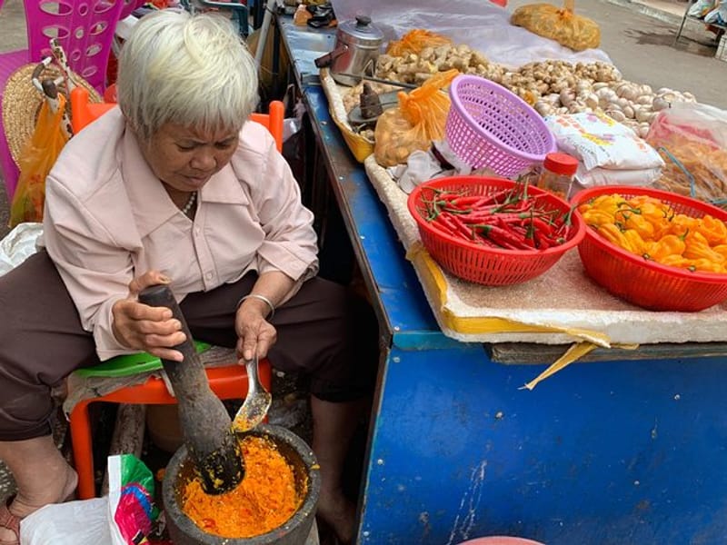 Sanya: Luhuitou Park Sunset & Local Seafood Market Half-Day Tour