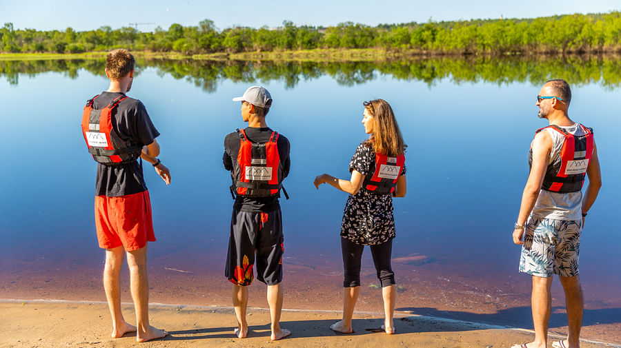 Safety insturctions before canoeing trip