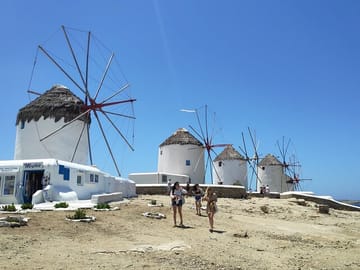 Mykonos Town Walking Tour and Beach Picnic Experience