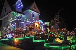 Tour Christmas Lights and Dyker Heights New York